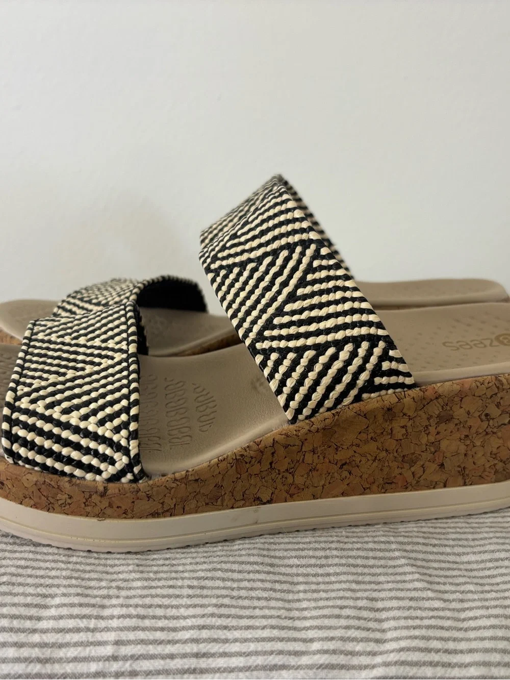 BZees Woven Black & White Platform Slide Sandals - Women's size 8
